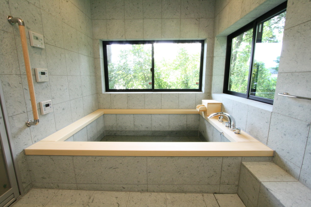 Imagen de cuarto de baño principal de estilo zen con bañera japonesa
