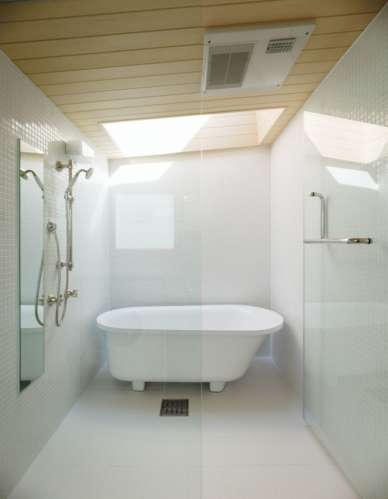 東京都下にあるコンテンポラリースタイルのおしゃれな浴室 (置き型浴槽、白いタイル、開き戸のシャワー) の写真