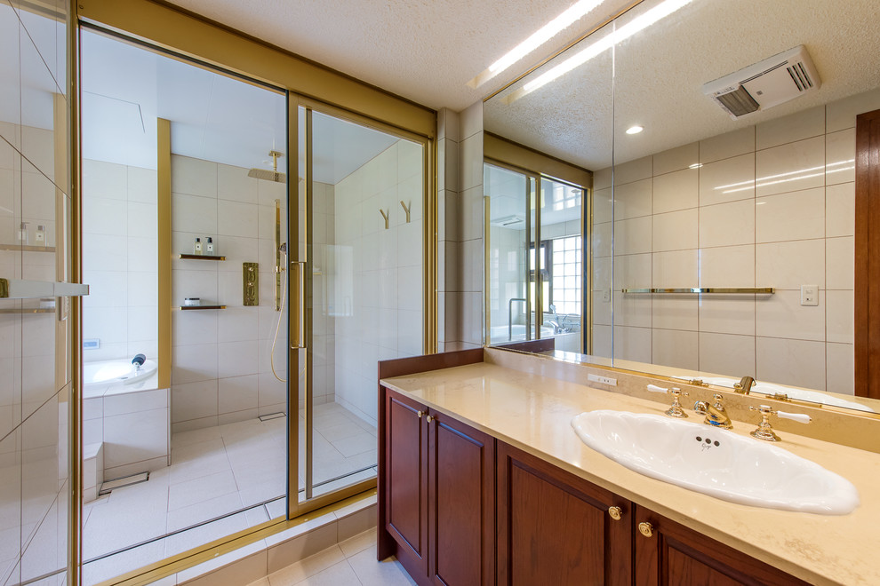 ミッドセンチュリースタイルのおしゃれな浴室 (ベージュのタイル、磁器タイル、ベージュの壁、磁器タイルの床、ベージュの床) の写真