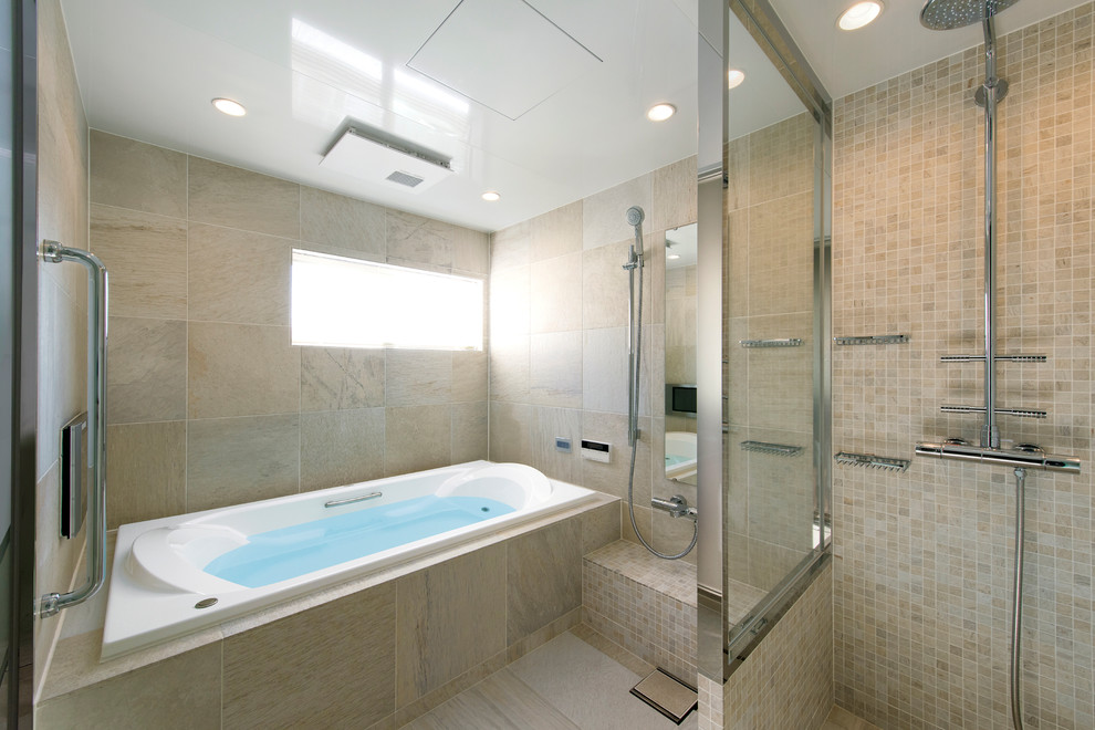 Aménagement d'une salle de bain asiatique avec un bain bouillonnant, un carrelage beige, des carreaux de céramique, un mur beige, un sol en carrelage de porcelaine et un sol beige.