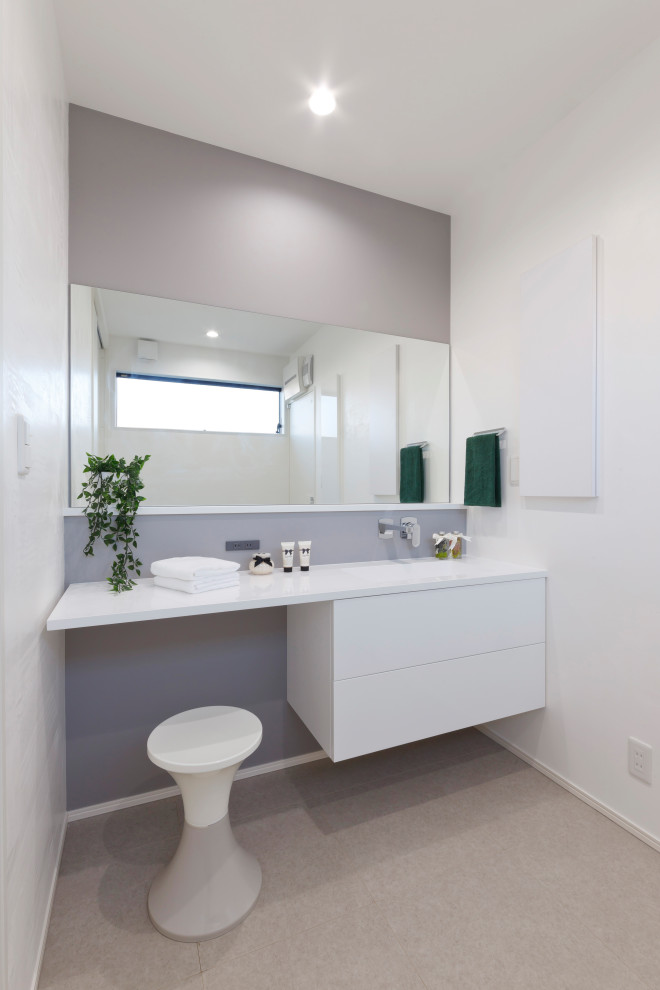 Idéer för att renovera ett mellanstort orientaliskt vit vitt badrum med dusch, med vita skåp, beiget golv, släta luckor, vita väggar, klinkergolv i porslin och ett undermonterad handfat