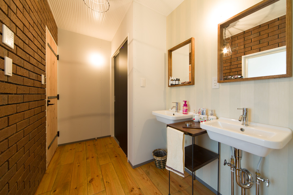 他の地域にあるインダストリアルスタイルのおしゃれな浴室 (オープンシェルフ、白い壁、無垢フローリング、濃色木目調キャビネット、黄色い床) の写真