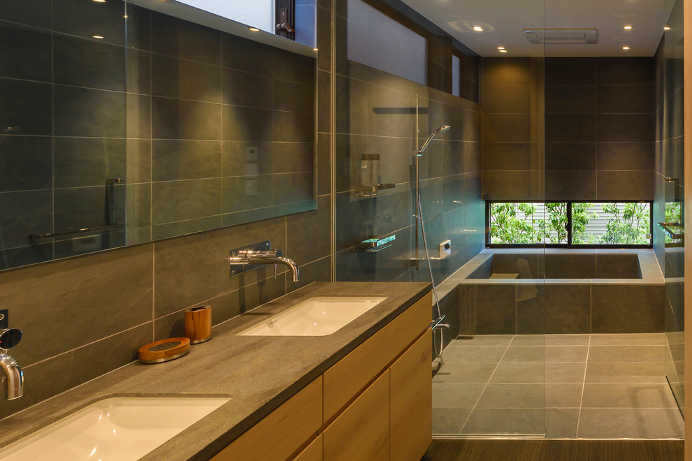 Свежая идея для дизайна: ванная комната в восточном стиле с накладной ванной, открытым душем, серыми стенами, монолитной раковиной, серым полом и открытым душем - отличное фото интерьера