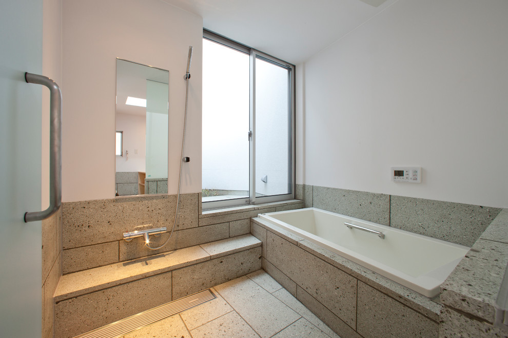 他の地域にある和風のおしゃれな浴室 (コーナー型浴槽、オープン型シャワー、白い壁、グレーの床、オープンシャワー) の写真
