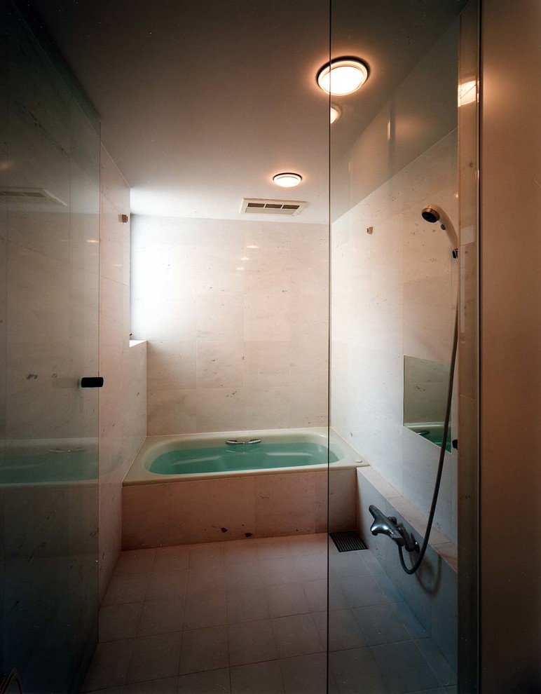 Esempio di una stanza da bagno padronale moderna di medie dimensioni con ante a filo, ante bianche, vasca da incasso, pareti bianche, pavimento in gres porcellanato, top in superficie solida, pavimento bianco e top bianco