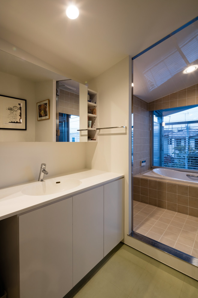 横浜にあるアジアンスタイルのおしゃれな浴室 (フラットパネル扉のキャビネット、グレーのキャビネット、コーナー型浴槽、オープン型シャワー、白い壁、一体型シンク、オープンシャワー) の写真
