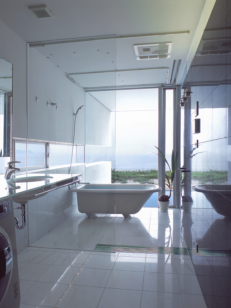 Foto di una stanza da bagno design con vasca freestanding, vasca/doccia, pareti bianche, lavabo sottopiano, piastrelle bianche, piastrelle in ceramica e pavimento con piastrelle in ceramica