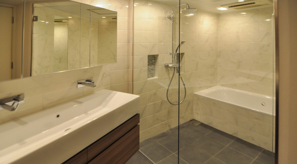 Foto di una stanza da bagno padronale minimalista con piastrelle grigie, pareti grigie e pavimento grigio