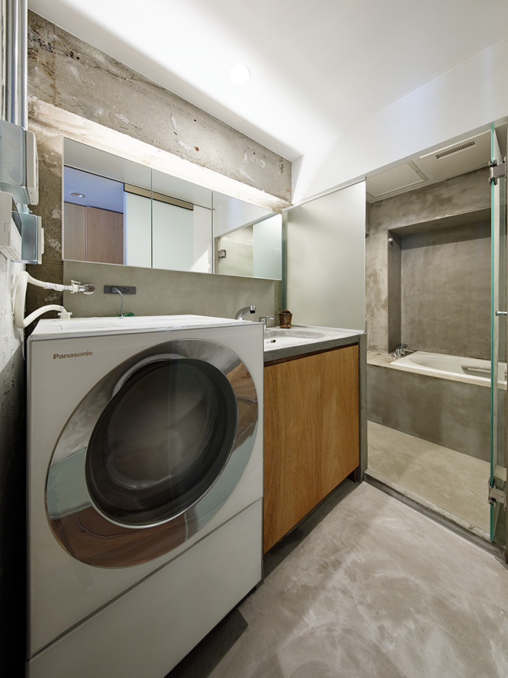 Idee per una stanza da bagno padronale minimalista con pavimento in cemento, lavabo sottopiano, pavimento grigio, top grigio e mobile bagno incassato