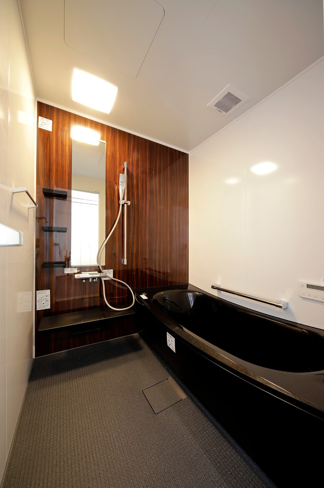 Asiatisches Badezimmer mit Eckbadewanne, offener Dusche, bunten Wänden, grauem Boden und offener Dusche in Sapporo