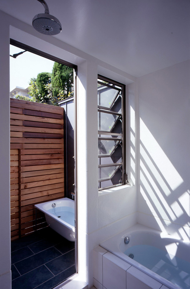 Modelo de cuarto de baño asiático sin sin inodoro con bañera encastrada, paredes blancas, suelo de baldosas de porcelana y suelo blanco
