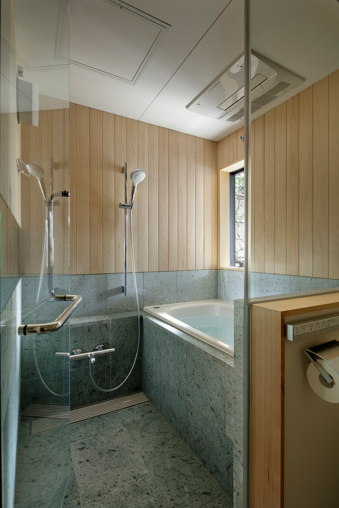 東京23区にある小さな北欧スタイルのおしゃれな浴室 (ドロップイン型浴槽、オープン型シャワー、青いタイル、マルチカラーの壁、青い床) の写真