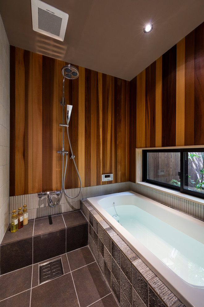Inspiration för asiatiska en-suite badrum, med ett platsbyggt badkar, våtrum, brun kakel, porslinskakel, bruna väggar och klinkergolv i porslin