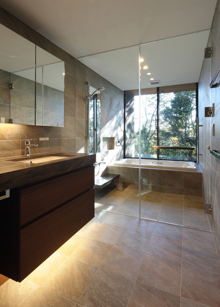 This is an example of a modern bathroom in Kobe.