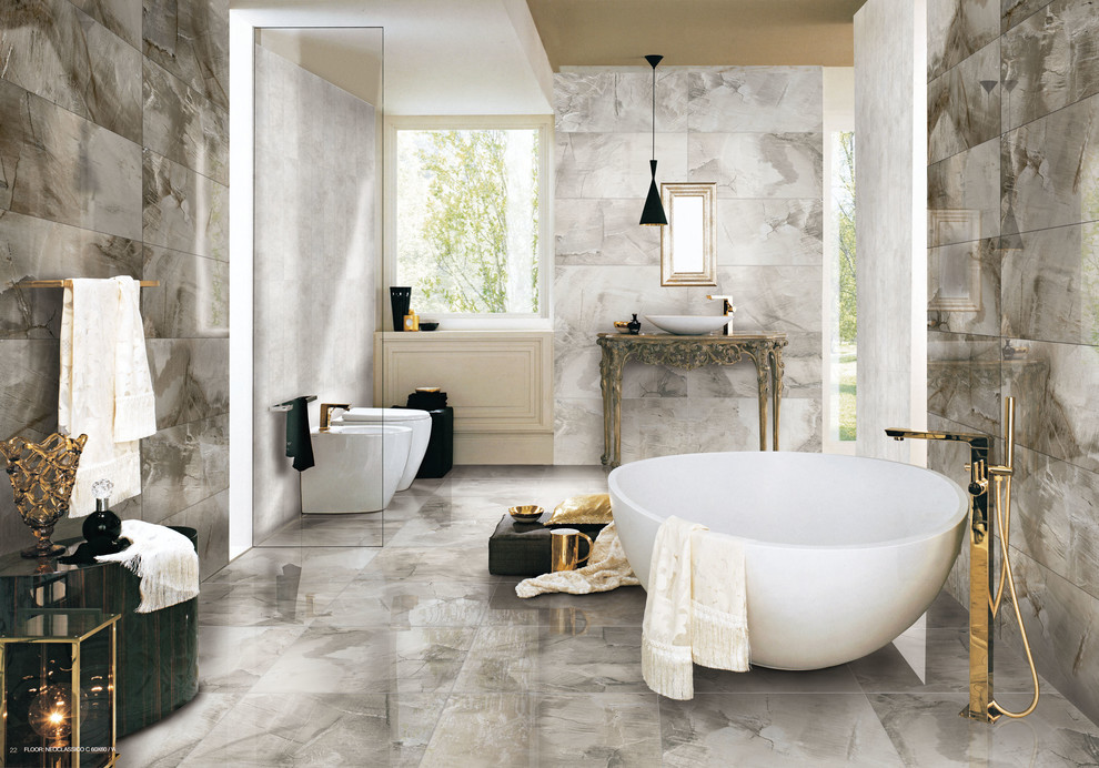 Imagen de cuarto de baño actual con bañera exenta, ducha abierta, paredes grises, suelo de mármol y ducha abierta