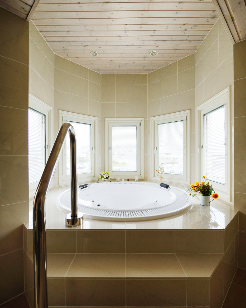 Foto de cuarto de baño principal escandinavo de tamaño medio con jacuzzi, baldosas y/o azulejos beige, baldosas y/o azulejos de porcelana, paredes beige, suelo de baldosas de porcelana y suelo beige