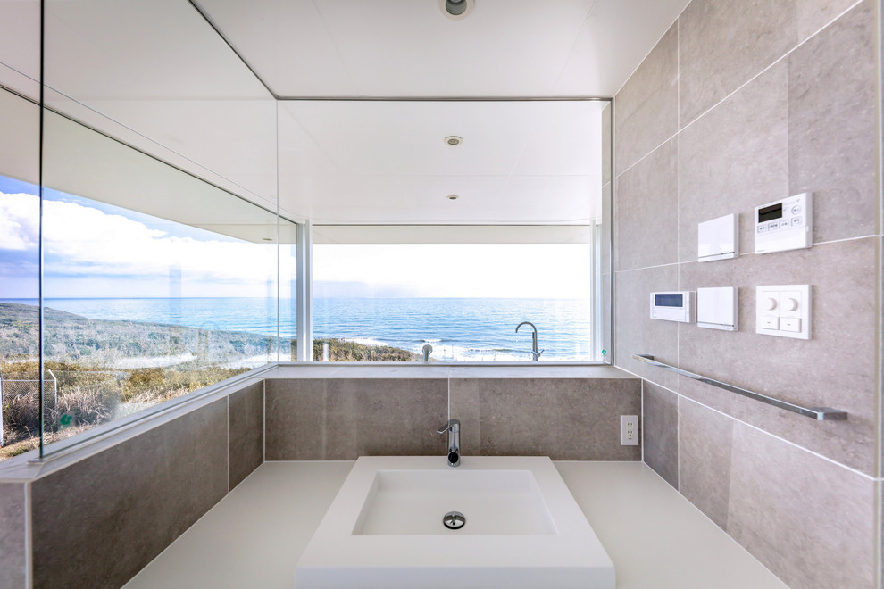 Idée de décoration pour une salle de bain principale minimaliste avec un sol en carrelage de porcelaine, un lavabo posé et un sol gris.