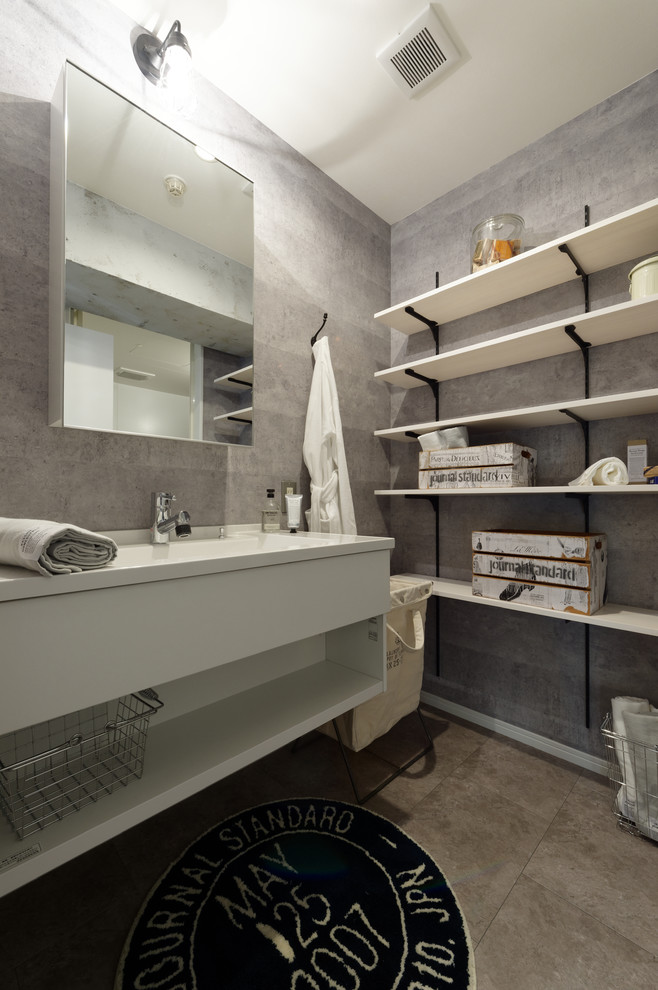 Exempel på ett industriellt badrum, med öppna hyllor, grå väggar, ett nedsänkt handfat och grått golv