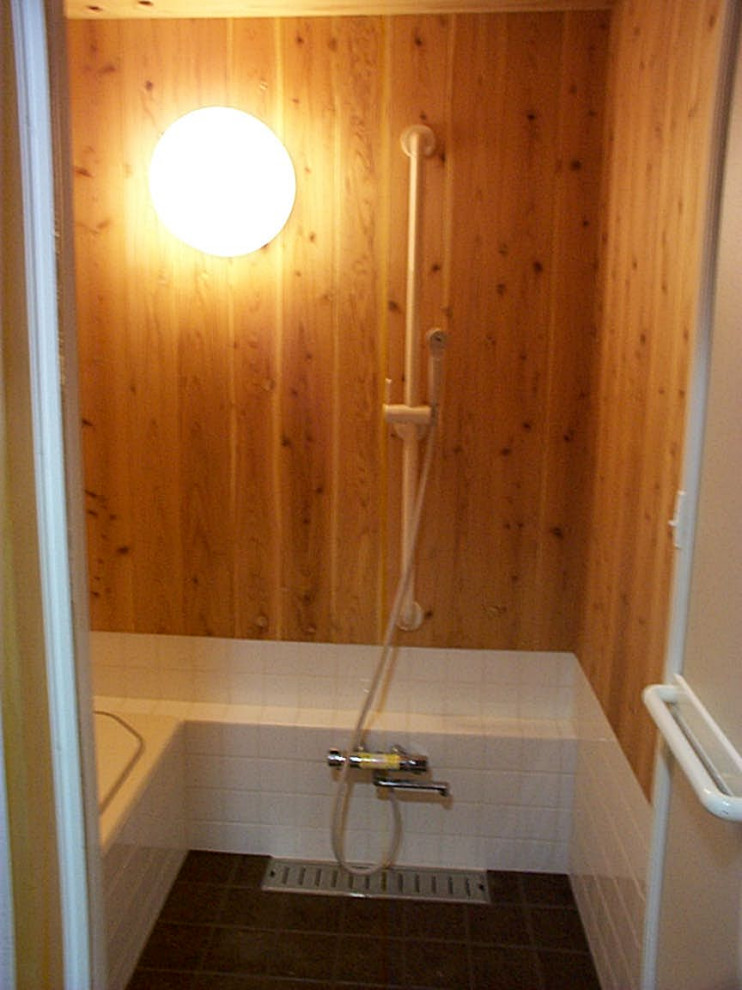 Kleines Modernes Badezimmer En Suite mit weißen Fliesen, brauner Wandfarbe, Korkboden, braunem Boden, Holzdecke und Holzwänden in Tokio