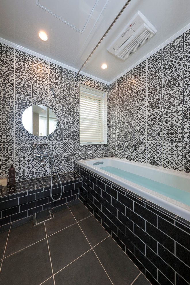 Réalisation d'une salle de bain asiatique avec une baignoire posée, un espace douche bain, un carrelage noir et blanc, un sol gris et aucune cabine.