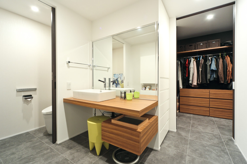 Ispirazione per una stanza da bagno design con pavimento grigio