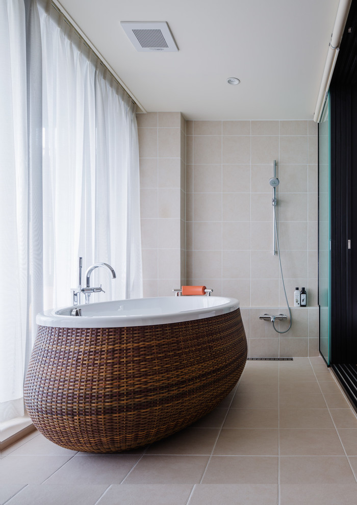 Maritimes Badezimmer mit freistehender Badewanne, beigen Fliesen, beiger Wandfarbe und offener Dusche in Sonstige