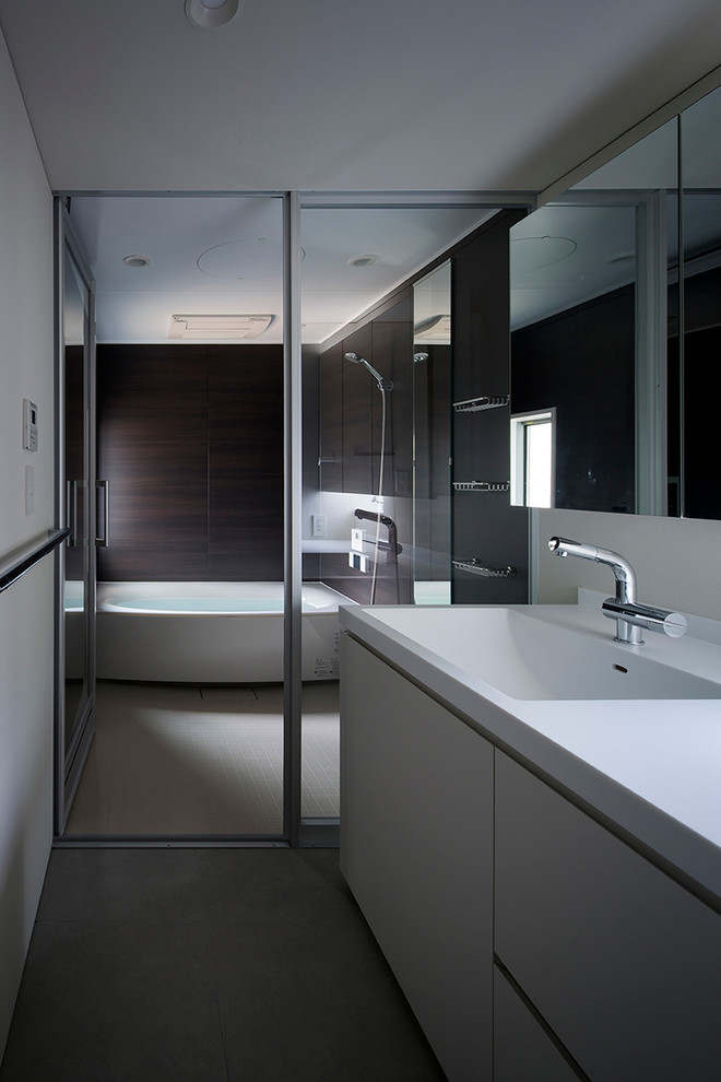 Design ideas for a modern bathroom in Osaka.