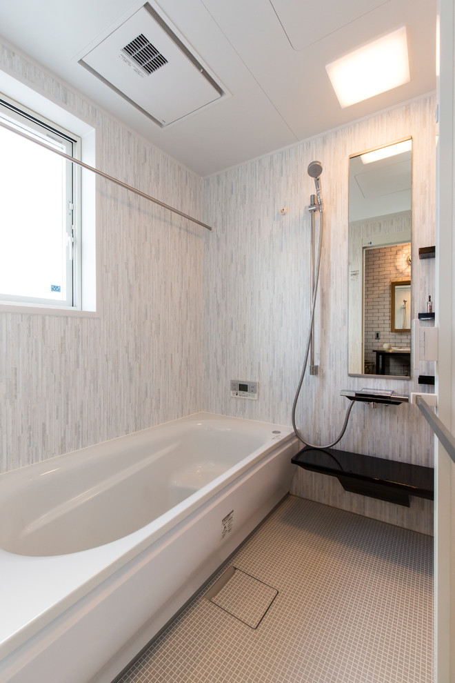 Inspiration för ett funkis badrum, med vita väggar och vitt golv