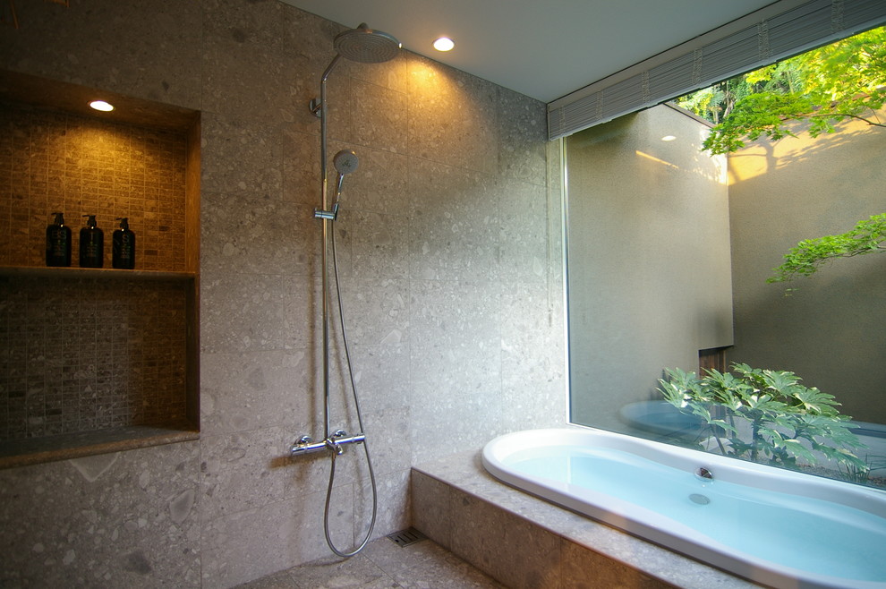 他の地域にあるミッドセンチュリースタイルのおしゃれなマスターバスルーム (磁器タイルの床、グレーの床、ドロップイン型浴槽、オープン型シャワー、グレーの壁、オープンシャワー) の写真
