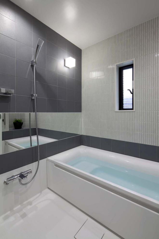 Ispirazione per una stanza da bagno padronale moderna di medie dimensioni con vasca da incasso, zona vasca/doccia separata, piastrelle nere, piastrelle a listelli, pareti nere, pavimento bianco e doccia con tenda
