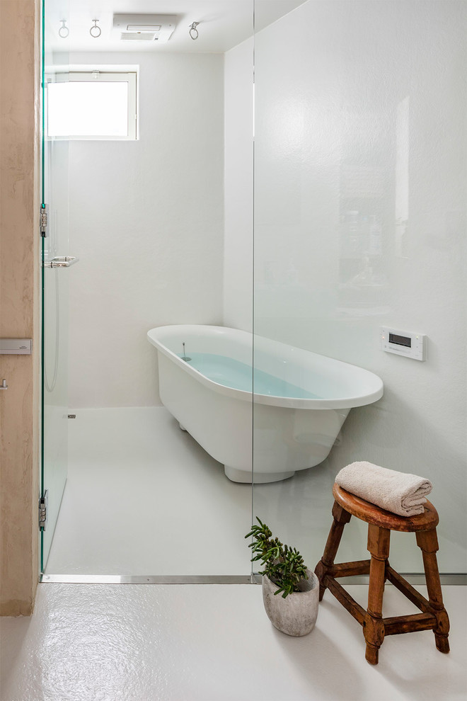 東京23区にあるモダンスタイルのおしゃれな浴室 (置き型浴槽、白い壁、白い床) の写真