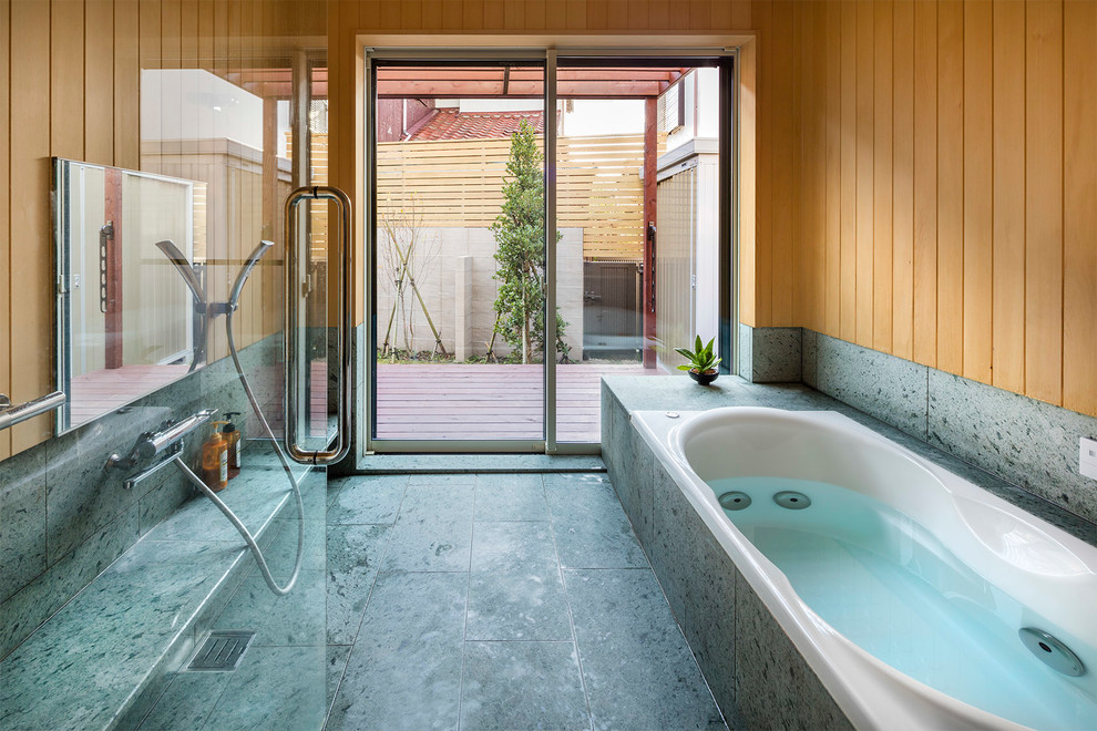 Diseño de cuarto de baño principal actual con bañera encastrada, baldosas y/o azulejos verdes y paredes beige