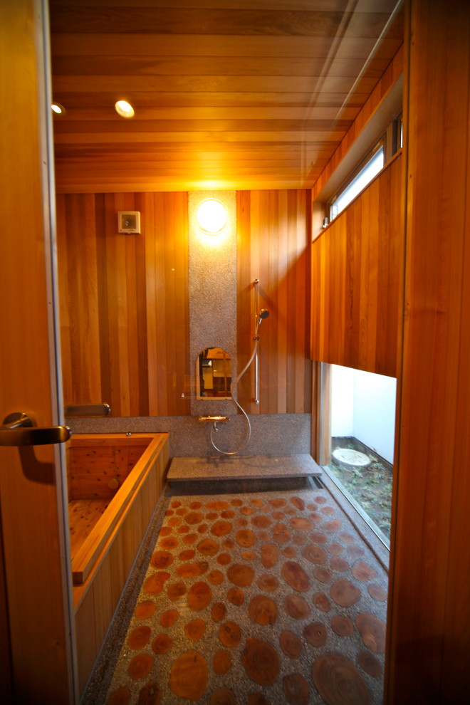 Ejemplo de cuarto de baño principal asiático de tamaño medio con bañera japonesa