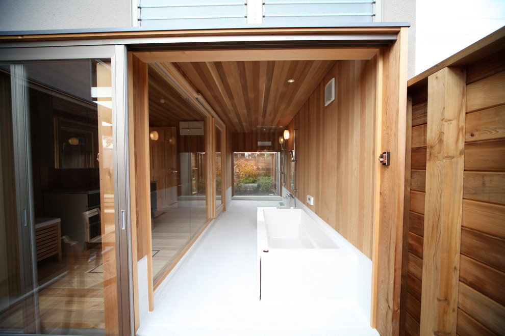 Esempio di una stanza da bagno padronale etnica di medie dimensioni con pareti marroni, pavimento con piastrelle di ciottoli e pavimento bianco