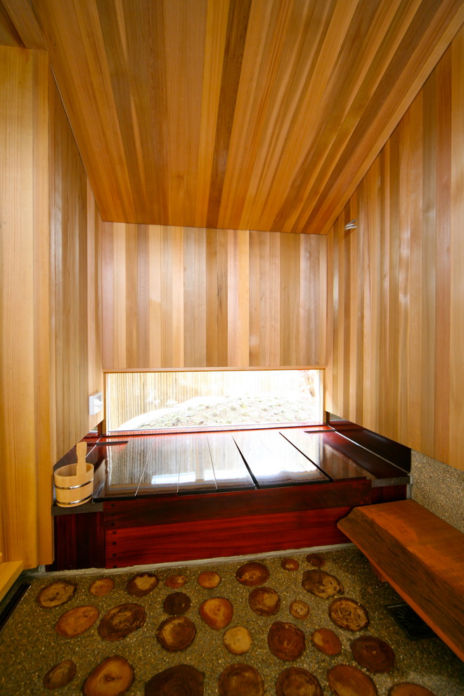 Пример оригинального дизайна: ванная комната в восточном стиле с накладной ванной, окном и деревянным потолком