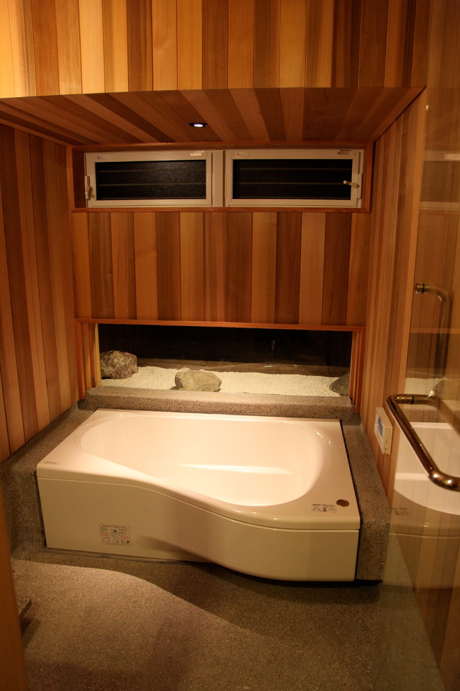 Свежая идея для дизайна: главная ванная комната среднего размера в восточном стиле с коричневыми стенами и серым полом - отличное фото интерьера