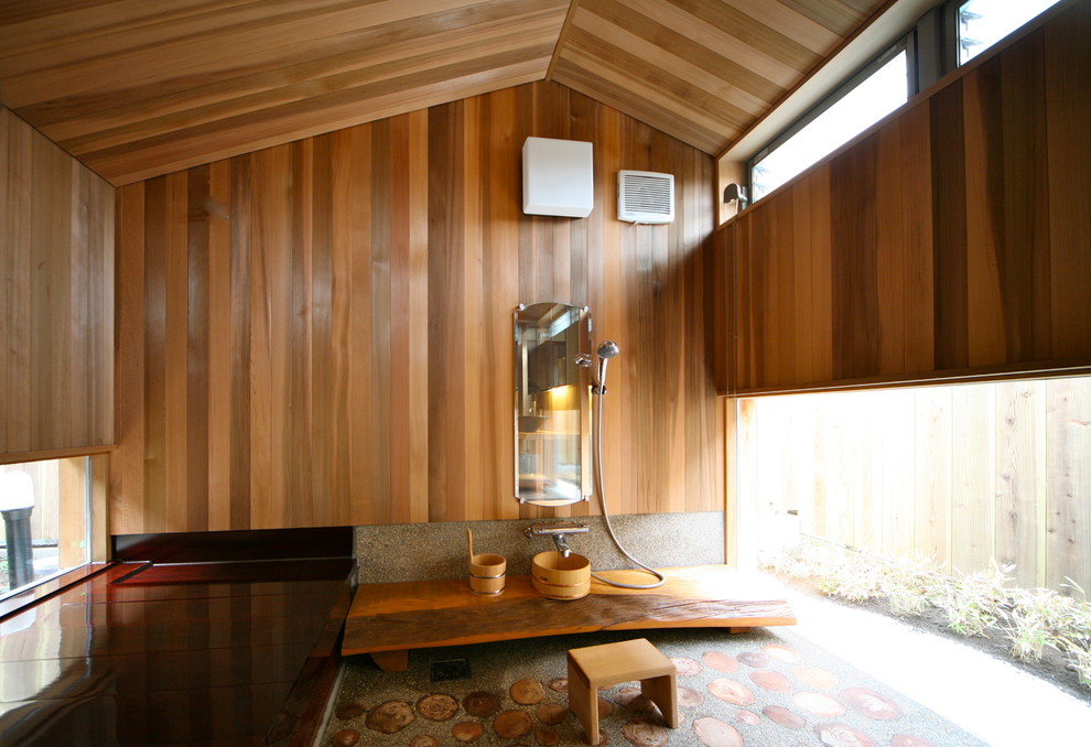 Стильный дизайн: ванная комната в восточном стиле с душевой комнатой, окном, деревянным потолком и деревянными стенами - последний тренд
