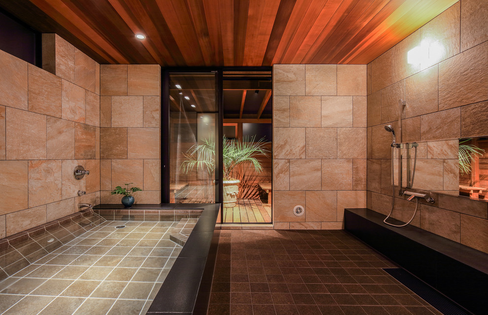他の地域にあるアジアンスタイルのおしゃれな浴室 (コーナー型浴槽、オープン型シャワー、ベージュの壁、黒い床、オープンシャワー) の写真