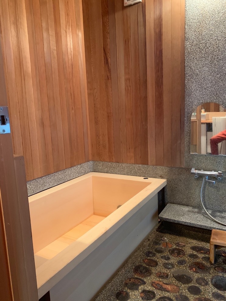 Пример оригинального дизайна: маленькая ванная комната в восточном стиле с японской ванной, душевой комнатой, коричневыми стенами и стенами из вагонки для на участке и в саду