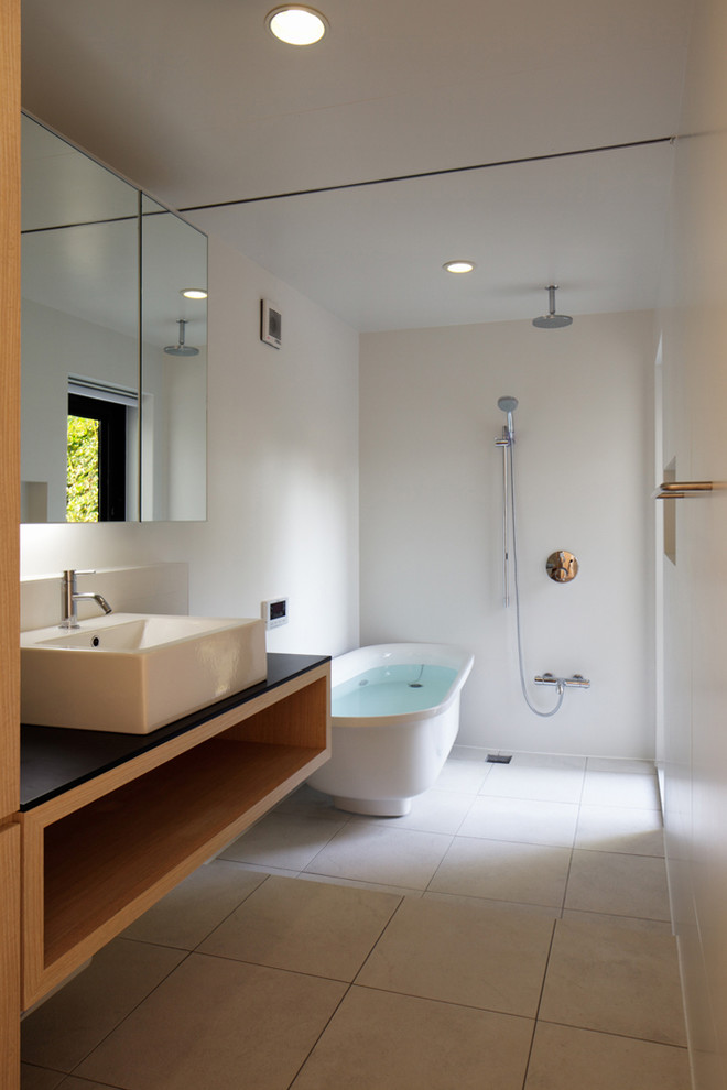 他の地域にあるコンテンポラリースタイルのおしゃれな浴室 (オープンシェルフ、中間色木目調キャビネット、置き型浴槽、洗い場付きシャワー、ベージュのタイル、白い壁、ベッセル式洗面器、オープンシャワー) の写真