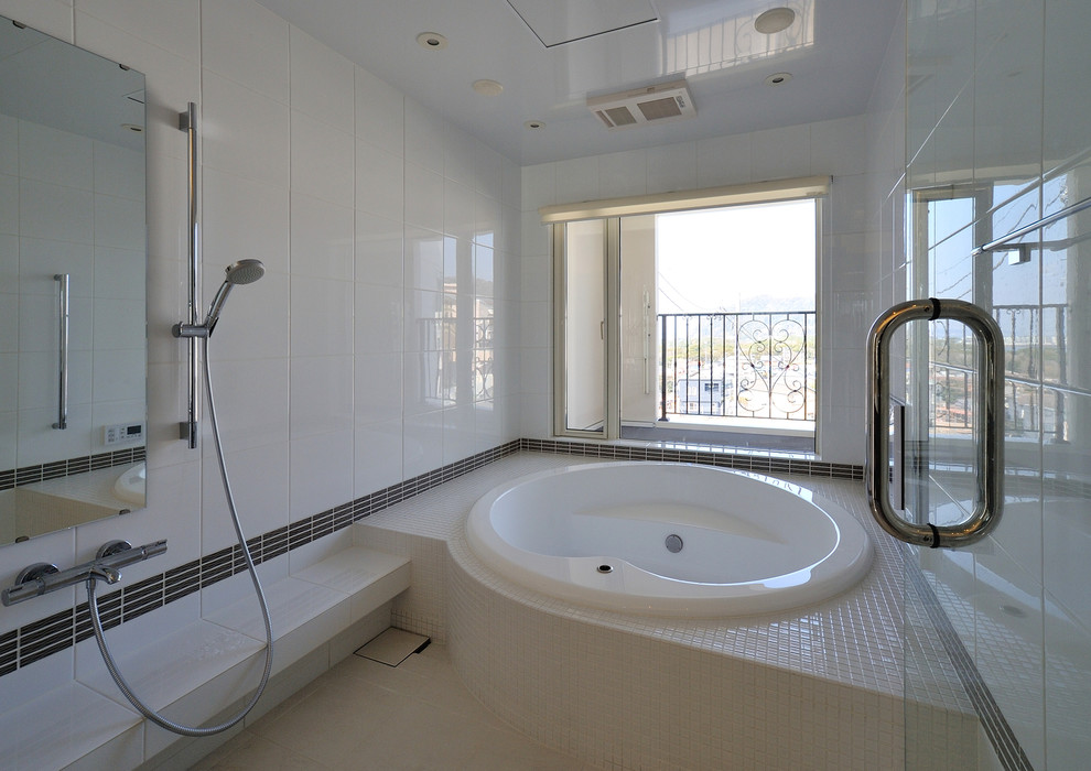 Bild på ett maritimt badrum, med en jacuzzi, vit kakel, vita väggar, en öppen dusch, beiget golv och med dusch som är öppen