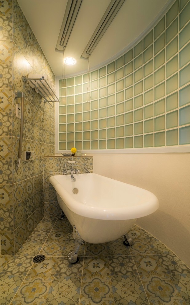 Immagine di una stanza da bagno padronale classica con vasca con piedi a zampa di leone, pareti multicolore, pavimento multicolore, piastrelle verdi e pavimento con piastrelle in ceramica