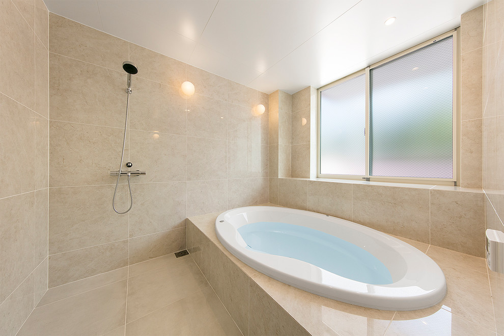 エクレクティックスタイルのおしゃれなマスターバスルーム (ドロップイン型浴槽、洗い場付きシャワー、ベージュのタイル、ベージュの壁、ベージュの床、オープンシャワー) の写真