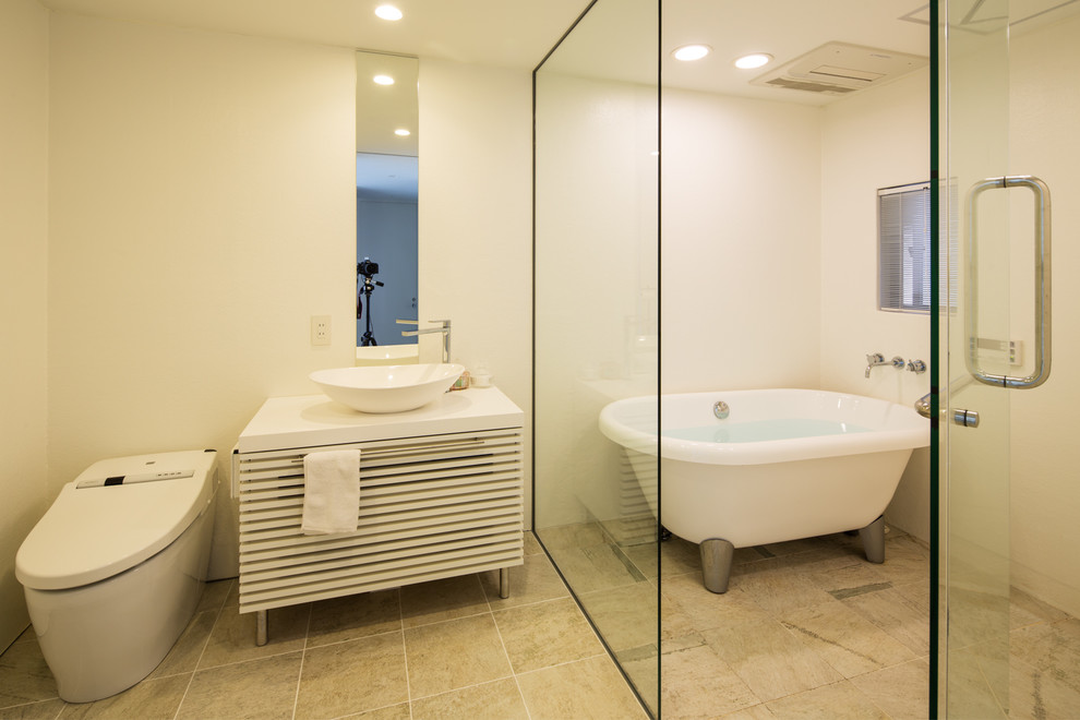 大阪にある小さなコンテンポラリースタイルのおしゃれな浴室 (白いキャビネット、置き型浴槽、白い壁、ベージュの床) の写真
