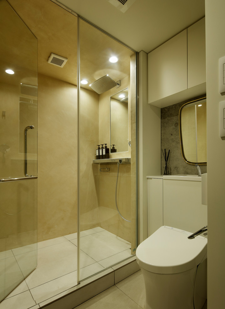 Esempio di una piccola stanza da bagno con doccia minimalista con vasca da incasso, zona vasca/doccia separata, pareti marroni, pavimento con piastrelle in ceramica, pavimento beige e porta doccia a battente
