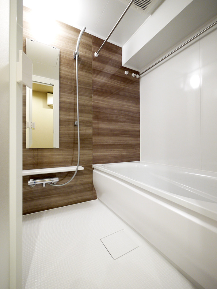 Идея дизайна: главная ванная комната в скандинавском стиле с японской ванной, душевой комнатой, коричневой плиткой, белым полом, душем с распашными дверями, белой столешницей и панелями на части стены