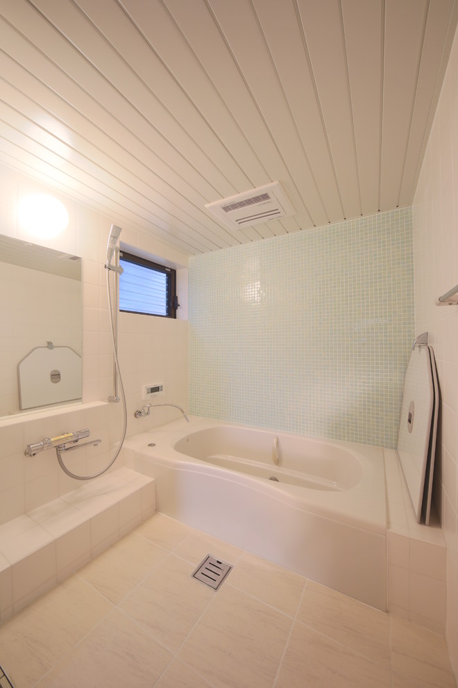 他の地域にある広い和風のおしゃれなマスターバスルーム (和式浴槽、洗い場付きシャワー、ベージュのタイル、セラミックタイル、ベージュの壁、セラミックタイルの床、ベージュの床、オープンシャワー) の写真