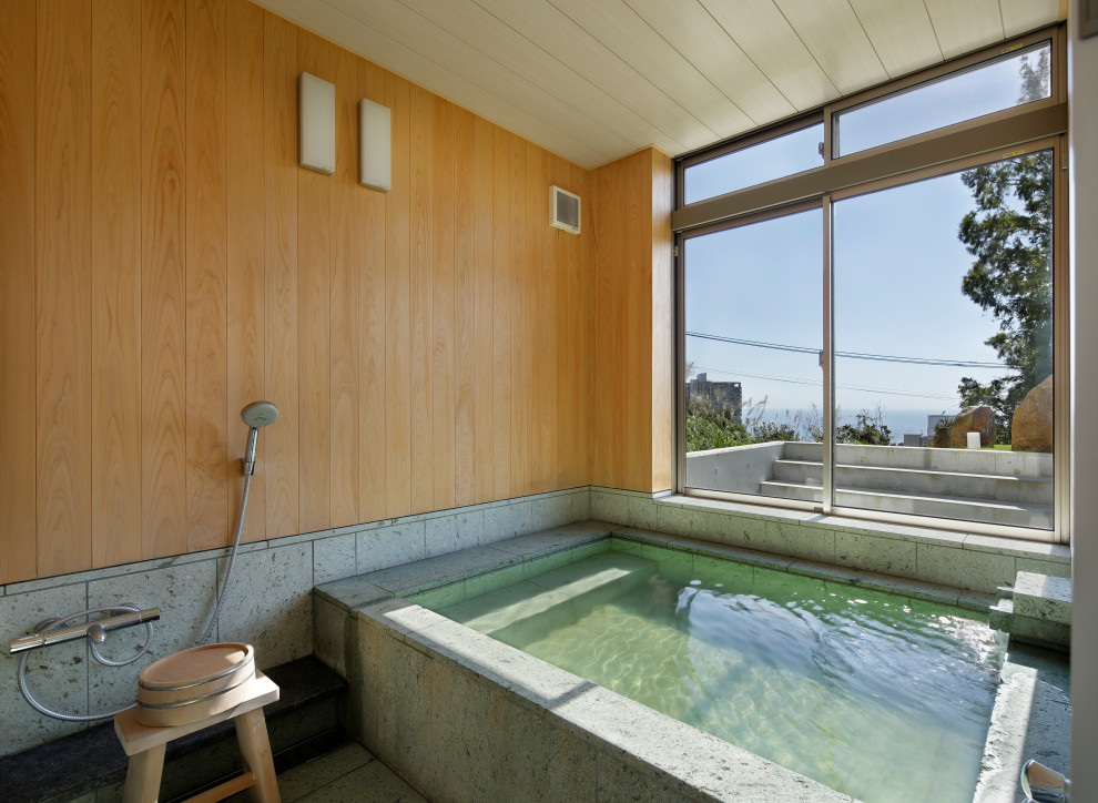 京都にあるコンテンポラリースタイルのおしゃれな浴室 (大型浴槽、グレーの床) の写真