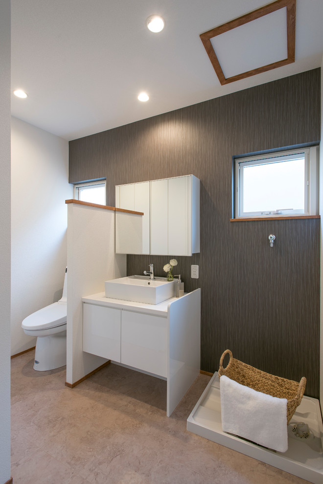 Idéer för ett asiatiskt badrum, med grå väggar, ett fristående handfat och beiget golv
