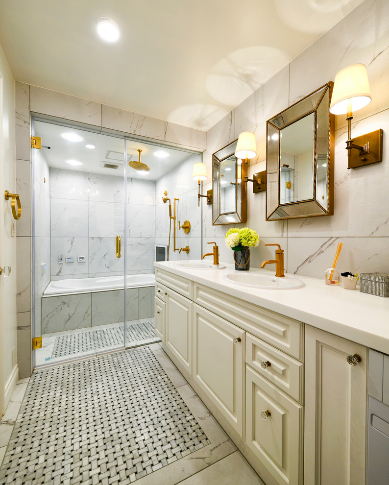 東京23区にあるヴィクトリアン調のおしゃれな浴室 (白いキャビネット、白いタイル、白い壁、人工大理石カウンター、白い洗面カウンター、コーナー型浴槽、オープン型シャワー、オーバーカウンターシンク、グレーの床、オープンシャワー) の写真